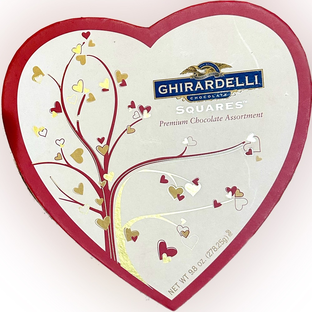 RARE ‘08 GHIRARDELLI VALENTINE HEART CHOCOLATE BOX TREE GIFT LOVE ROMANTIC DECOR